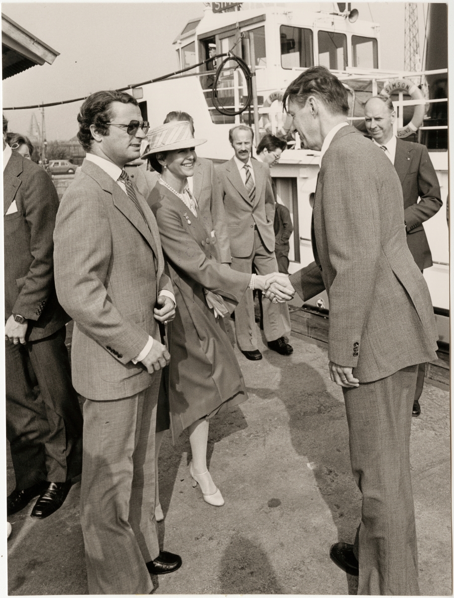 Kung Carl XVI Gustaf och Drottning Silvia på besök i Oxelösunds hamn i september 1980. Magnus Värmon hälsar på kungaparet. Bogserbåten "Simson" i bakgrunden.