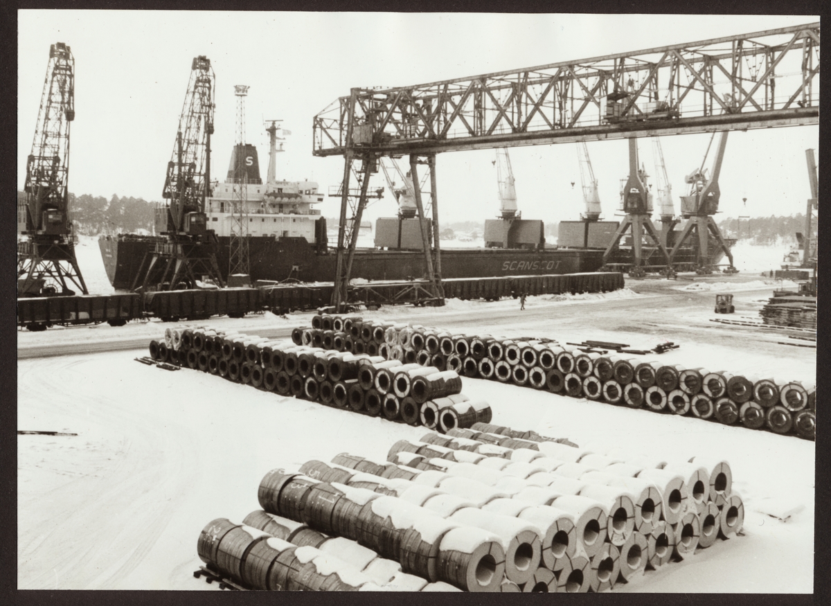 Lastning av det Panama-registrerade fartyget Kung Hei med stålämnen från Domnarvet, kaj 4 i Oxelösunds hamn.