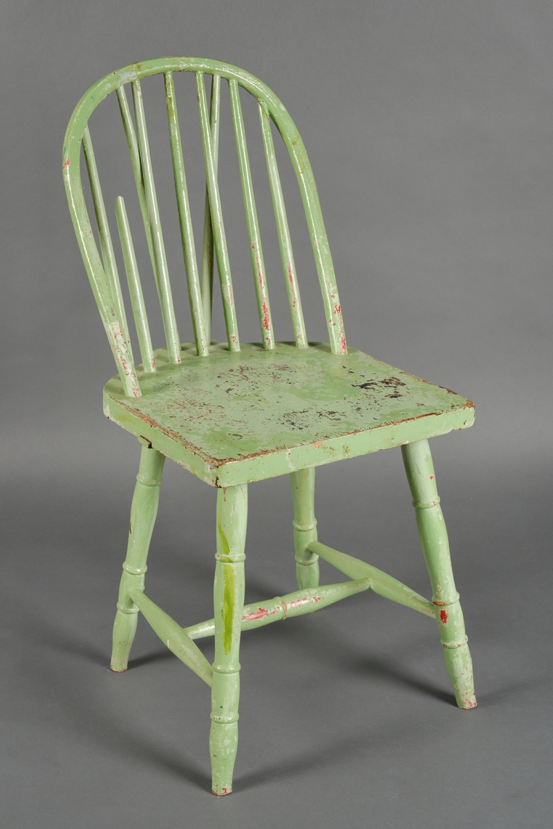 En budalsstol uten armelener. Stolen er laget av heltre og har sammenføyninger med treplugger og treforbindelser. Ryggen er som sagt buet og består av ni spiler. To av dem består av to spiler sammen delvis i et kryss.  Den ene spilen er knekt. Setet er firkantet med avrundede hjørner. Stolen har fire bein og en tverrsprosse som alle har dreid dekor. Stolen er malt med lysegrønn maling. På stolen er det stemplet "Budal Samvirkelag".