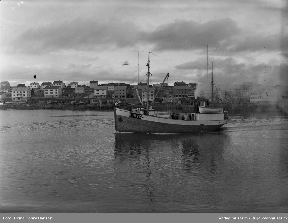 Vadsø 16.9.1951, fiskebåt på havna, på tur mot vest, del av indrebyen i bakgrunnen. Båten er MK "Stein Odin", kjennetegn F19VS, eid av brødrene Magnus og Thoralf Ballo, Vadsø.