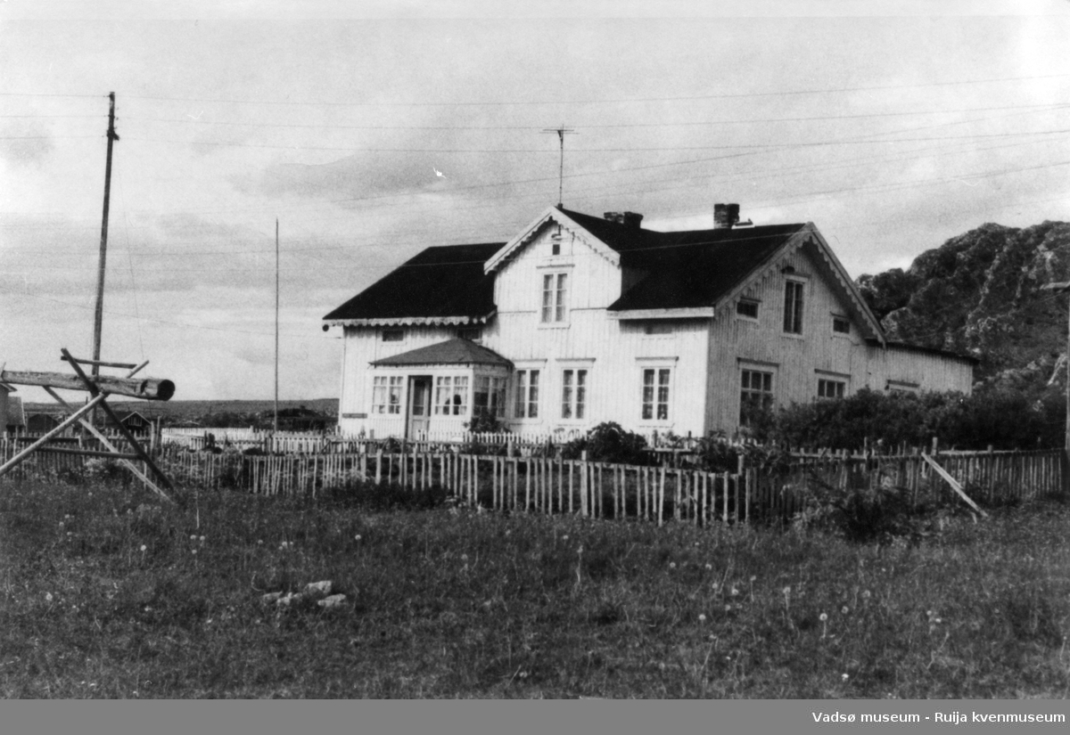 Hansenhuset,  hovedhuset i Væreieranlegget, Hamningberg. Væreieranlegget ble fredet i 1990. 