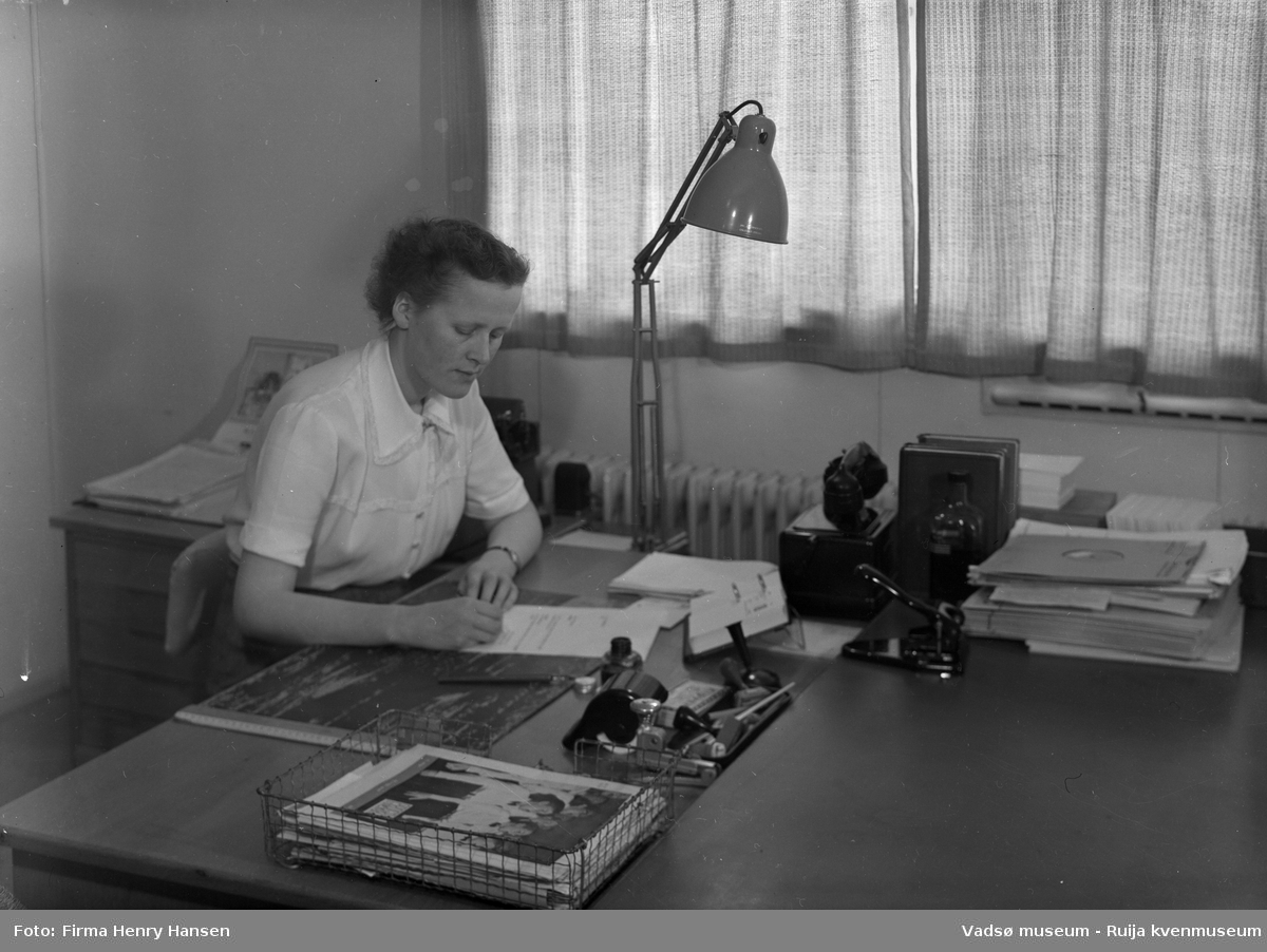 Finnmark Kringkasting, Vadsø, 1953. Programsekretær Anna Dahl Johnsen. 
Finnmark kringkasting oppført 1948-1949. Arkitekt MNAL Henrik Kjær. Bygget ble innviet 15.09.1949 
