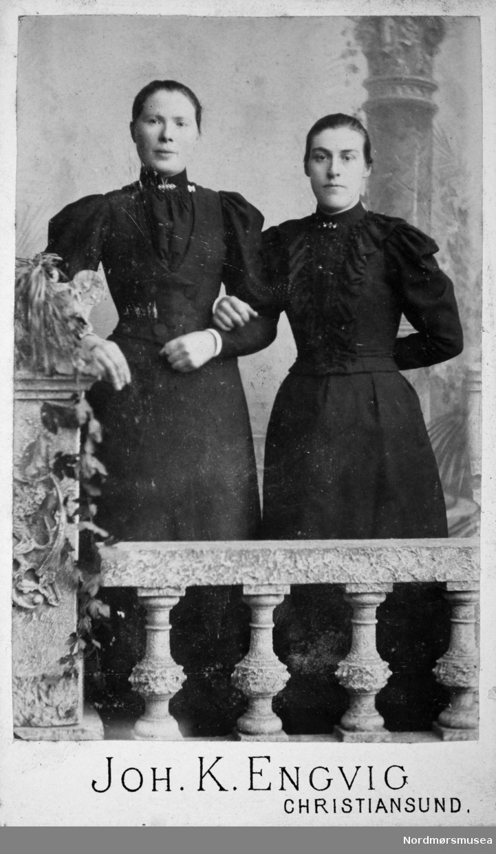 Foto av to kvinner. Fotoalbum som stammer fra Marie Opdal (f. april 1894 - d. februar 1981/82) gitt i gave av Torbjørg og Arild Karijord. Fra Nordmøre museums fotosamlinger.