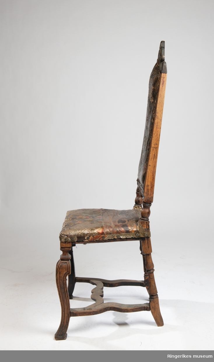Gyldenlærstol fra 1740 gitt av Ellen Hals. Gyldenlæret har et blomstermotiv