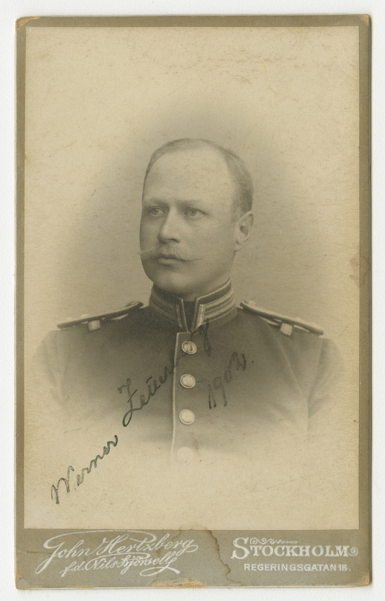 Porträtt av Werner Zetterberg, officer vid Bohusläns regemente I 17.

Se även bild AMA.0009317.