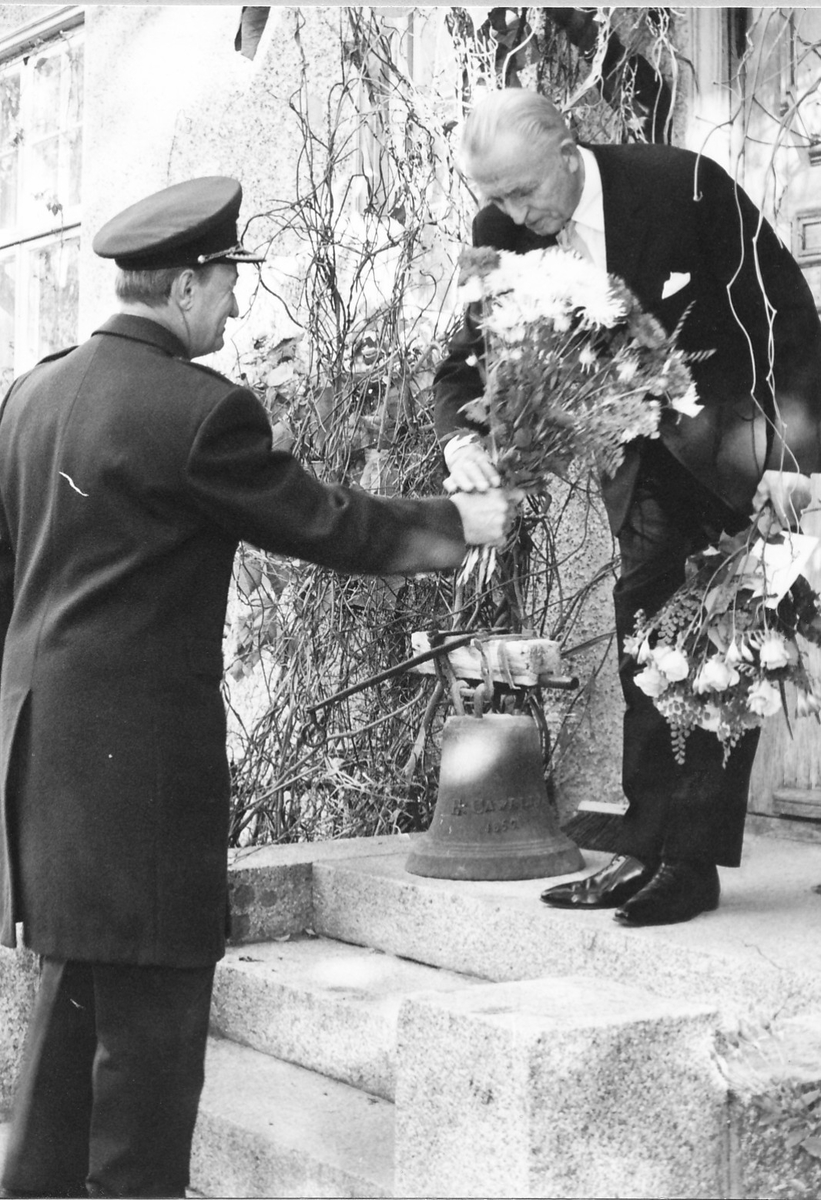 Regementschefen överste Stig Colliander, hyllade i tal jubilaren, överste Cavalli, och överlämnade blommor från regementet och kamratföreningen. 

OBS! två bilder