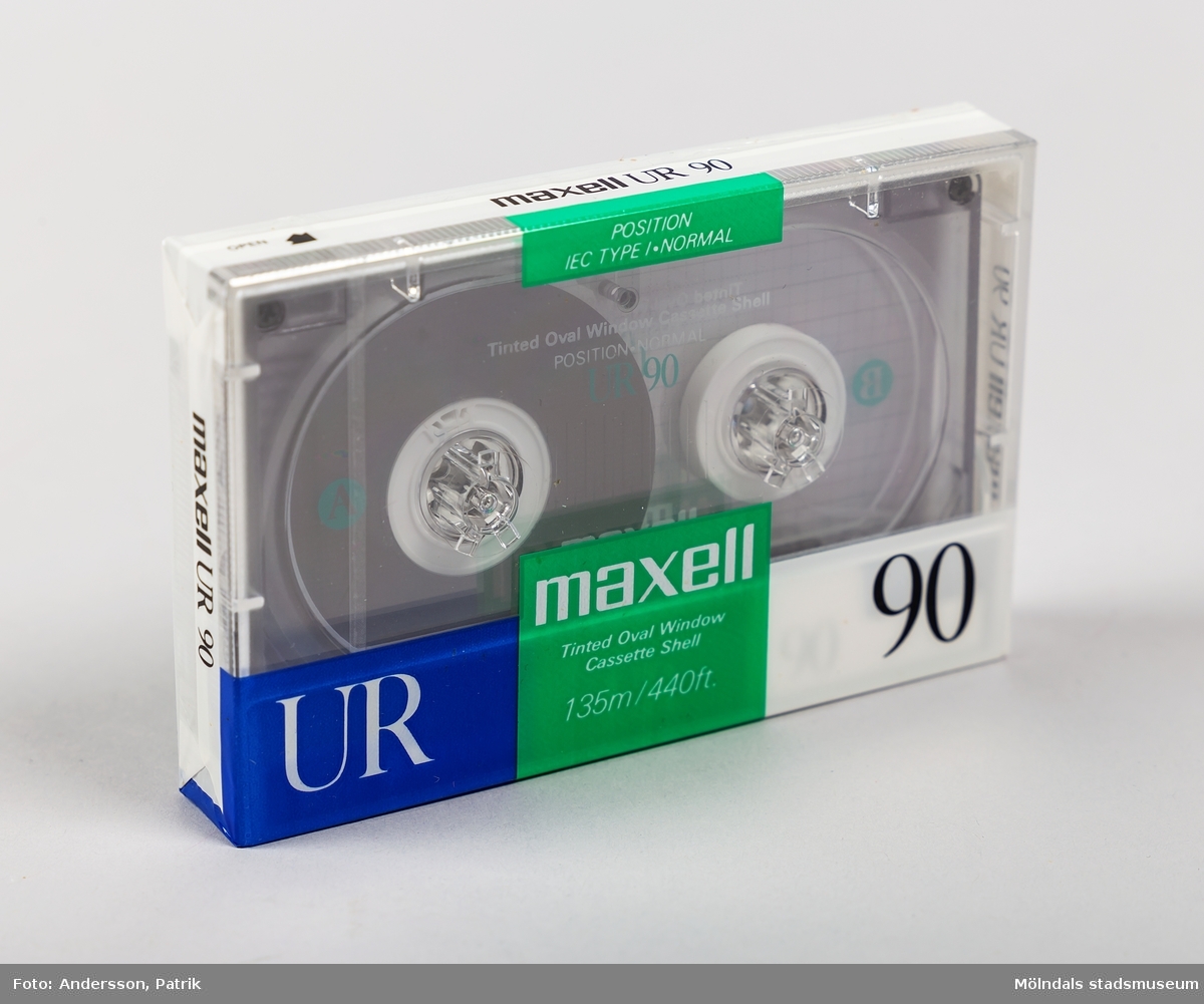 Kassettband, i obruten förpackning, troligtvis från 1990-talet. Kassetbandet och dess fodral är tillverkat i genomskinlig plast. Förpackningen är tillverkad i tunn genomskinlig plastfilm med tryck i blått, grönt och vitt. På förpackningen finns texten: UR, maxell, 90.

Ett kassettband,  är ett analogt, magnetiskt lagringsmedium för ljud och data.