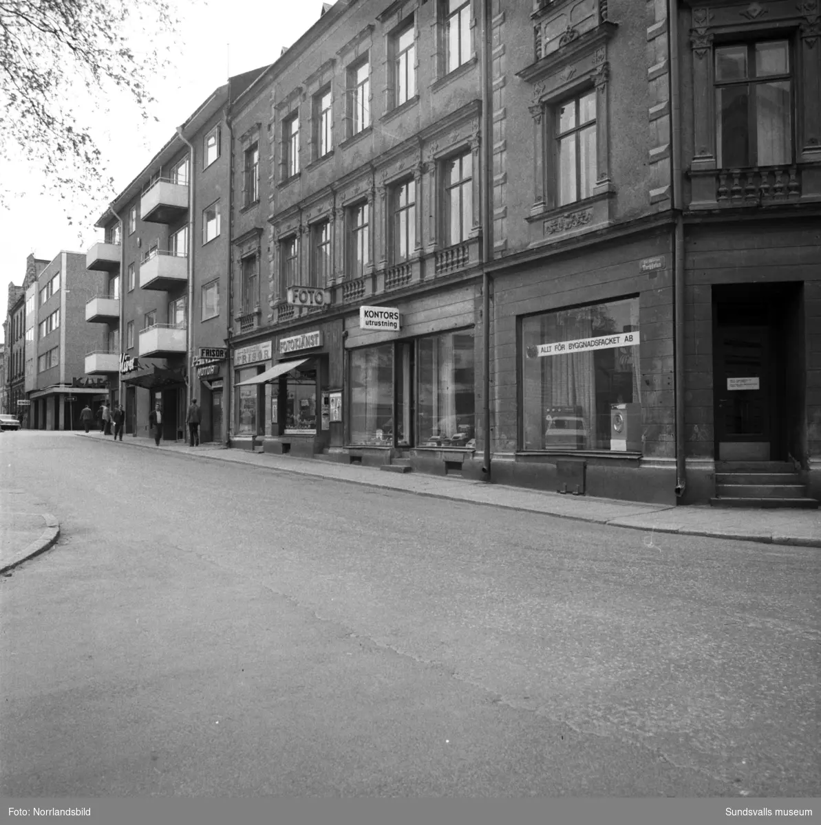 Gatuvy vid Torggatan 14 med firmorna G. Eriksson Frisör, Fototjänst och Kontorsutrustning.