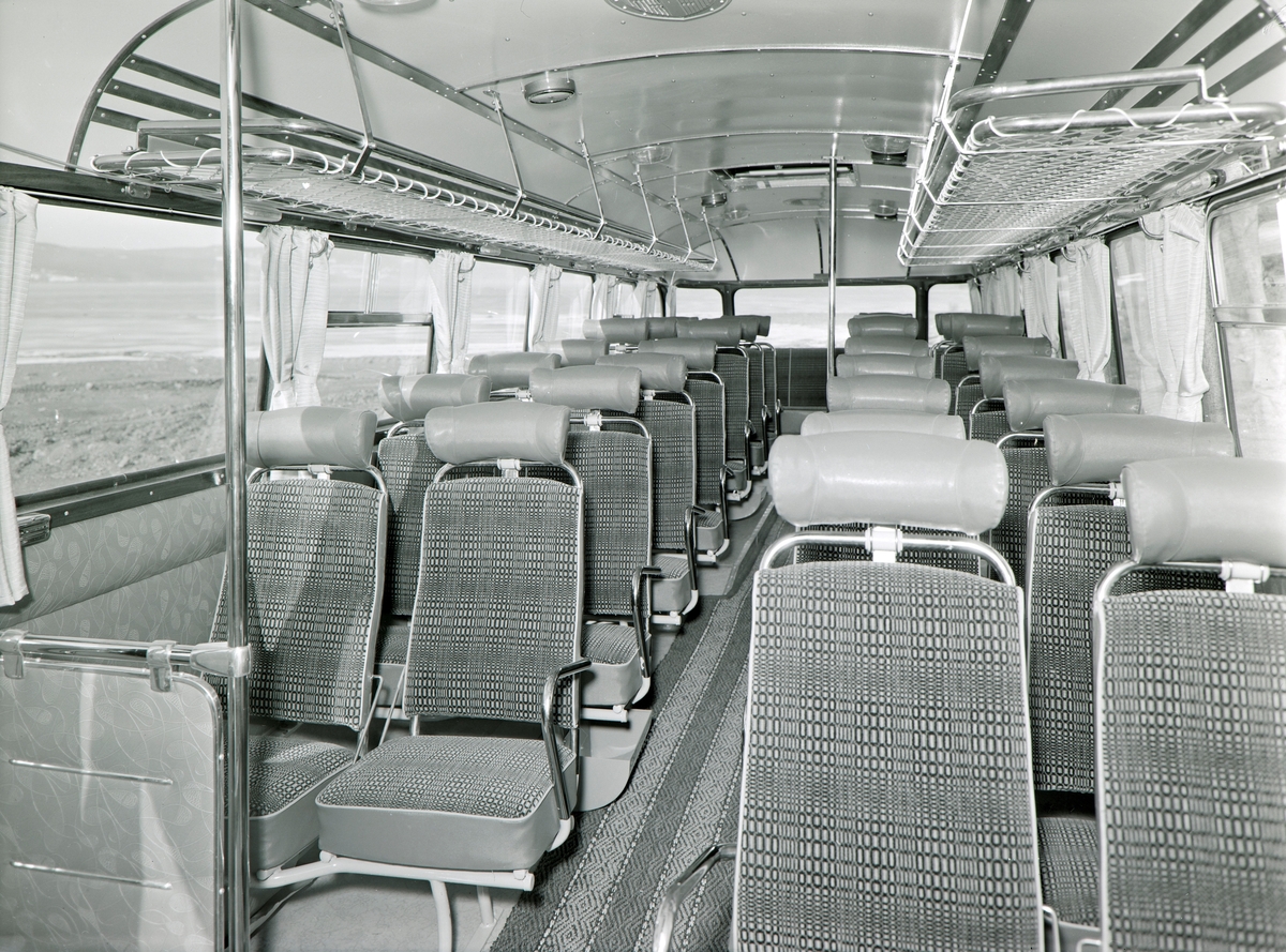 Buss levert til Olav A. Hokstad, Tylldalen, i mai 1959. Volvo B615-05 med karosseri fra T. Knudsen i Kristiansand. Registrert som D-25721. Bussen ble i 1969 solgt til Rolf Dypvik, Fosnavåg. Hokstad hadde rute fra Tylldalen til Øvre Rendal og Tynset. Bussinteriør.