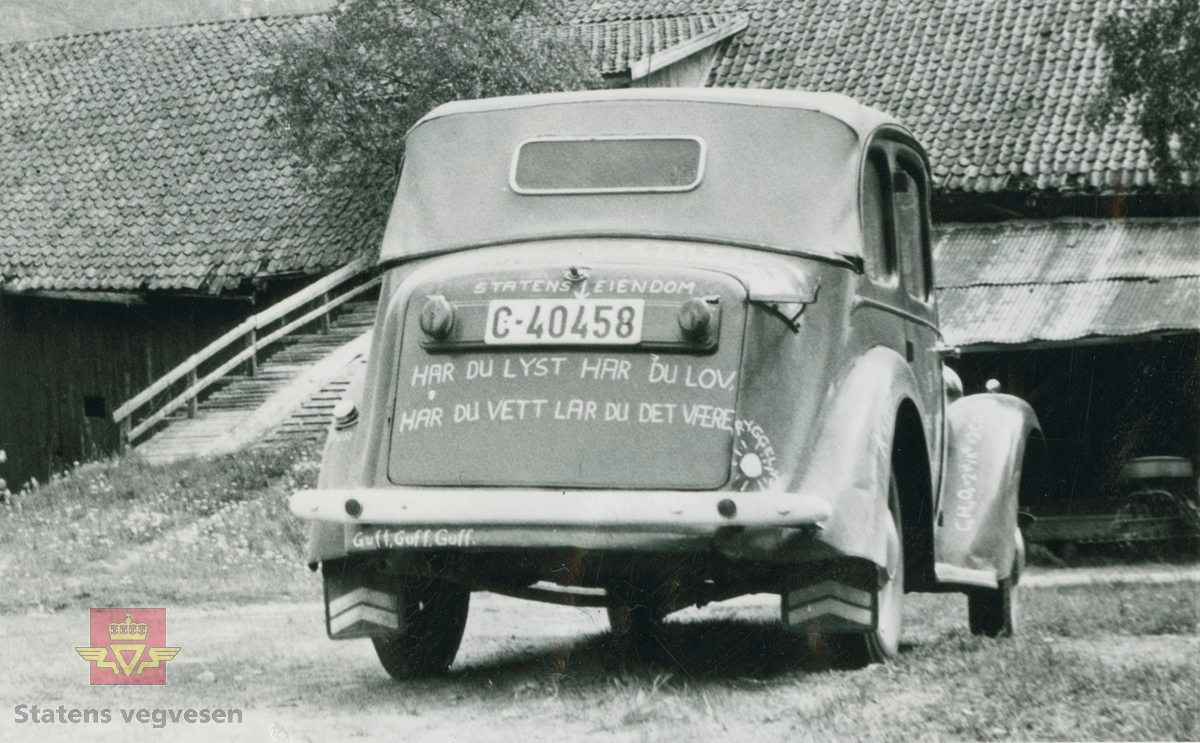 Austin Ten Conway Cabriolet 1938 modell. 
Bilen er registrert med gjenstandsnummer NVM 00-G-02404 hvor alle opplysninger om bilen foreligger. Russebil med rødfarge og påmalt hvit tekst, slik den så ut på 1960 tallet.