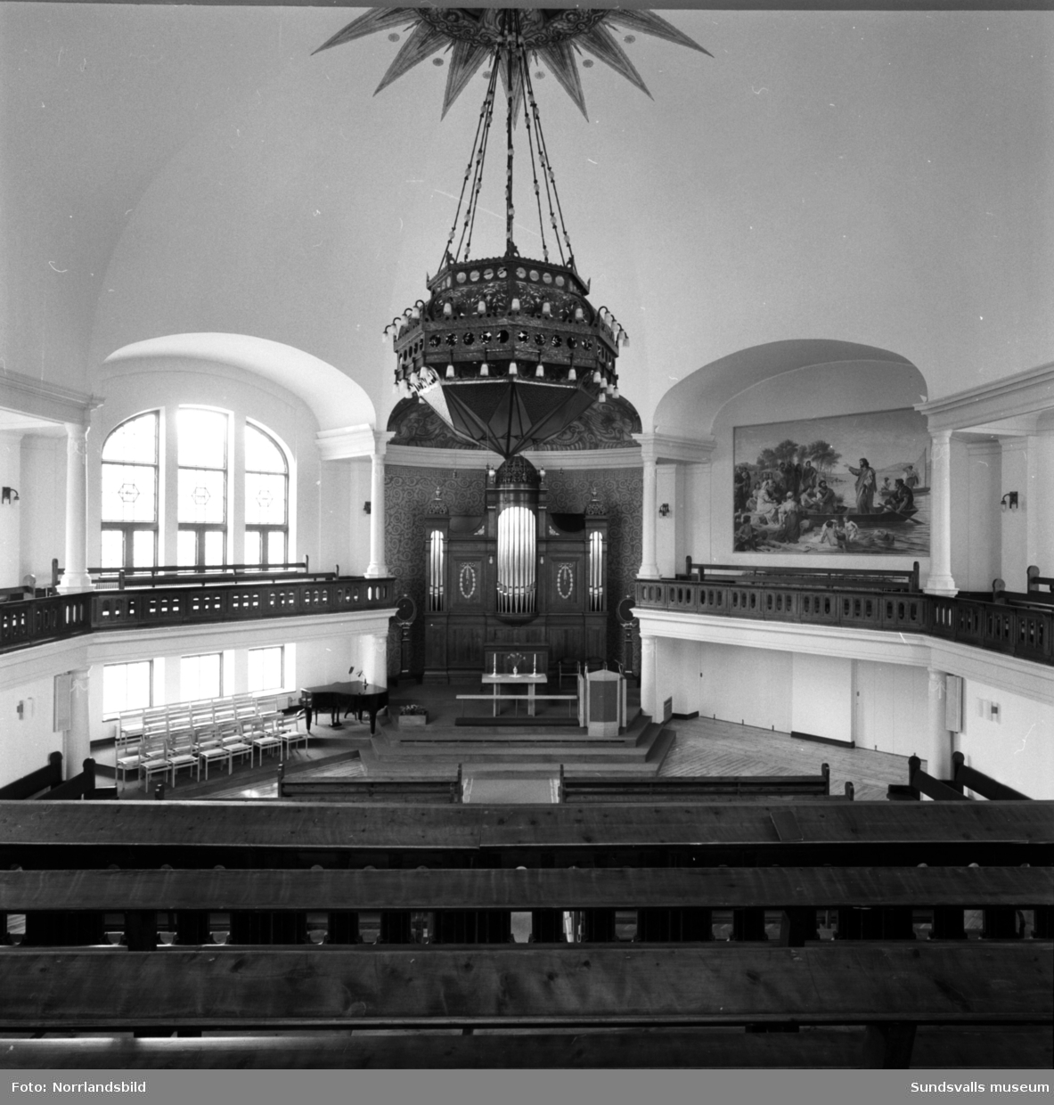 Betlehemskyrkan i hörnet av Köpmangatan och Thulegatan, exteriörbild samt två interiörbilder.