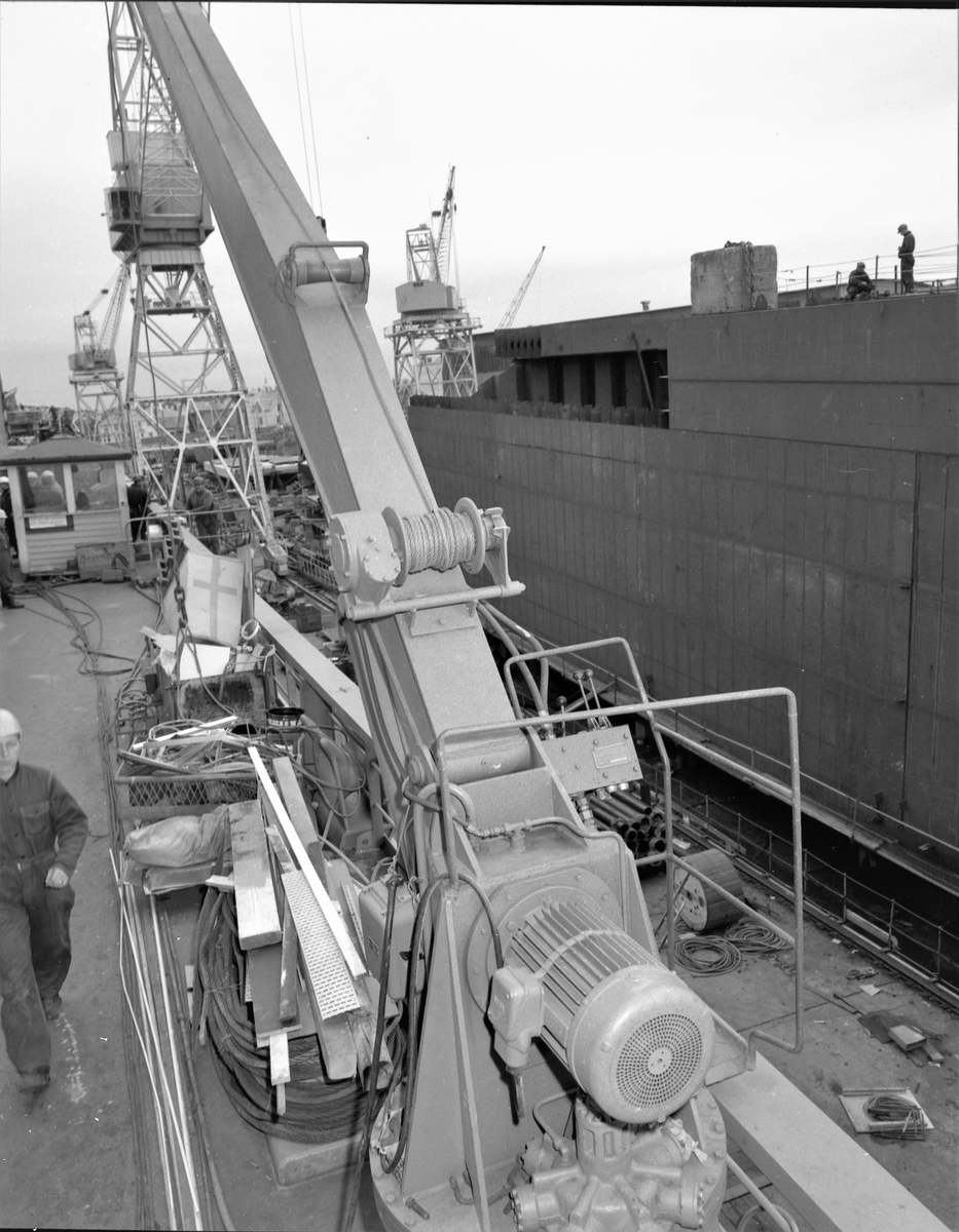 Skipskrane ombord i et skip på skipsverft. Bestilt av A/S Normarine. Bygdø allé 98. Oslo 3