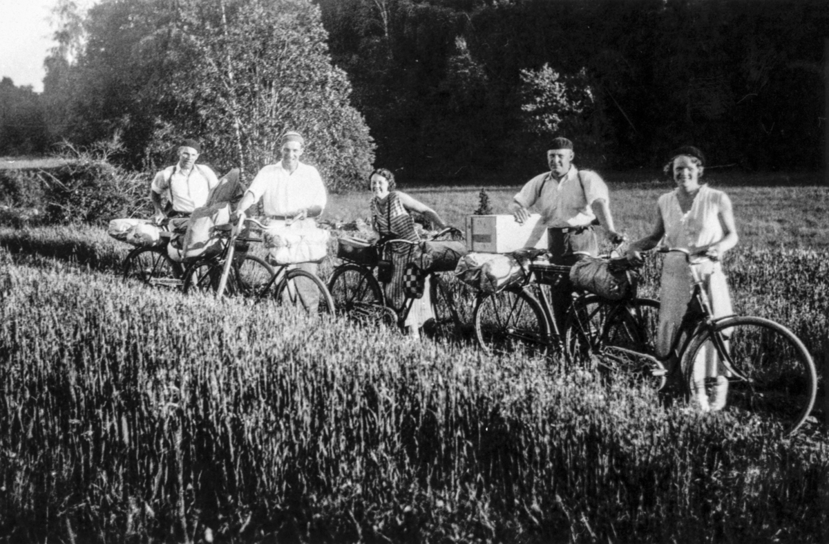 På hemväg från en tältutflykt i samband med förlovningen mellan Hilding Nors och Iris Nilsson 1933. Cykelturen gick till Hocknarp, Järsnäs socken.