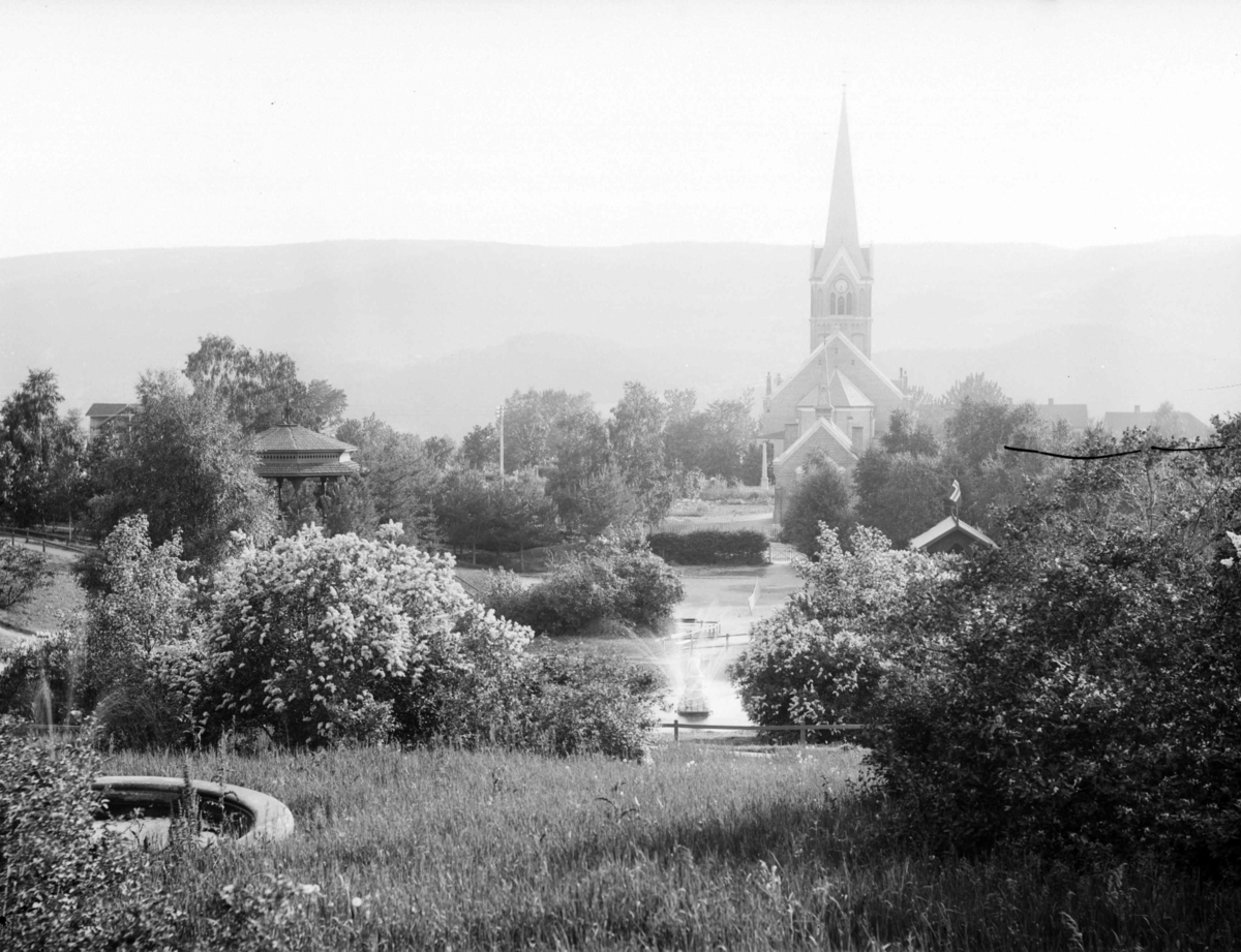 Søndre park  med Lillehammer kirke i bakgrunnen