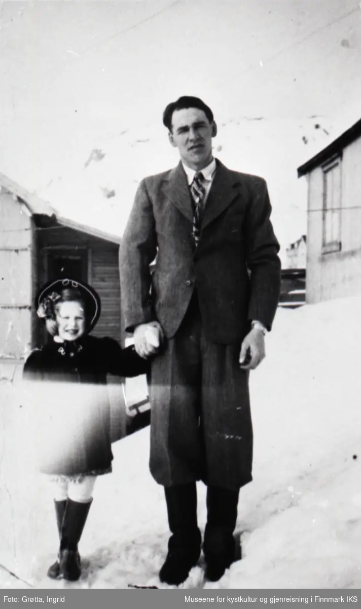 Honningsvåg. Cato Grøtta med datteren Berit i Løkkebukt. 1947.