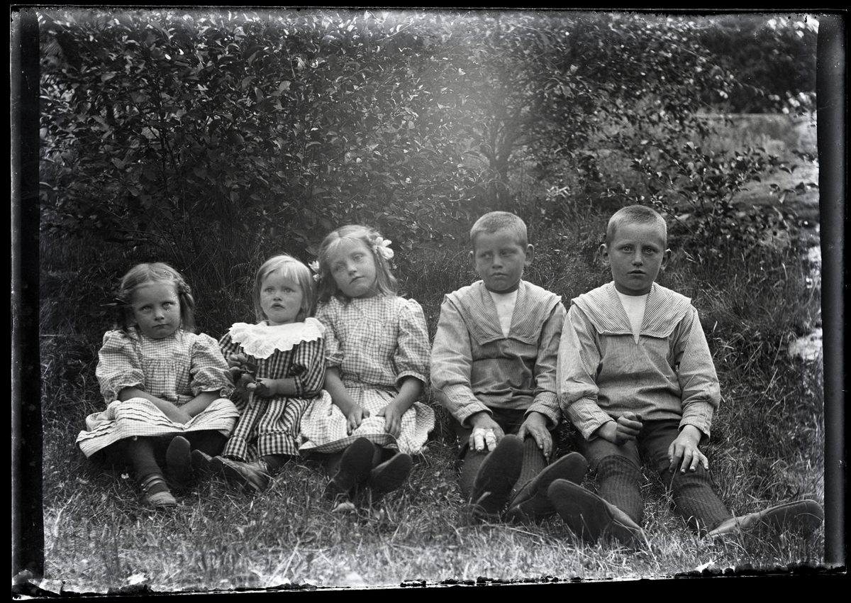 Barnen Anna, Karin och Ingrid samt Nils och Gunnar