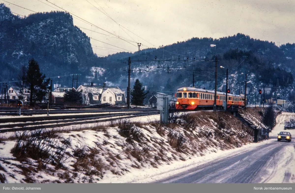 Motorvogner litra BM 89 med persontog fra Flekkefjord kjører inn på Sira stasjon. Dette var siste driftsdag på Flekkefjordbanen.