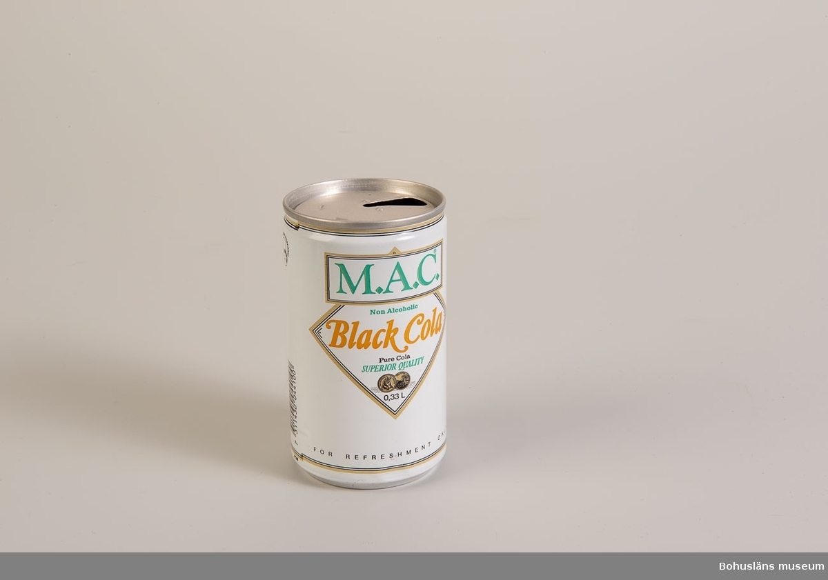 Läskedryck i burkförpackning av aluminium med texten "M. A. C. Non alcoholic  Black Cola Pure Cola SUPERIOR QUALITY 0.33 L"