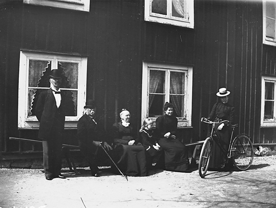 Familj framför hus, Riddarhyttan.