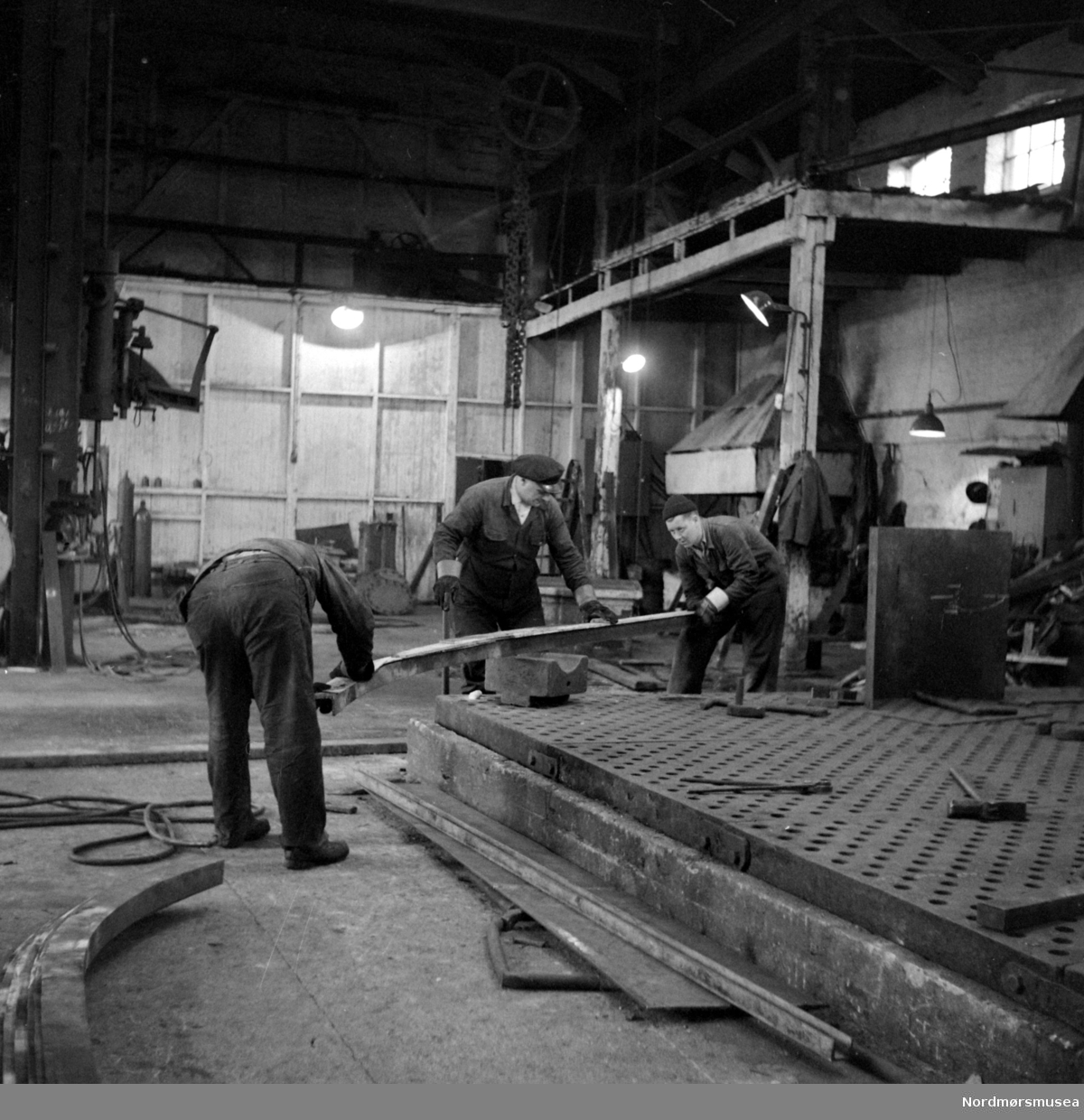 Foto fra fartøyet Masi ved Storvik mekaniske verksted i Kristiansund. Fotograf er Nils Williams. Fra Nordmøre museums fotosamlinger.