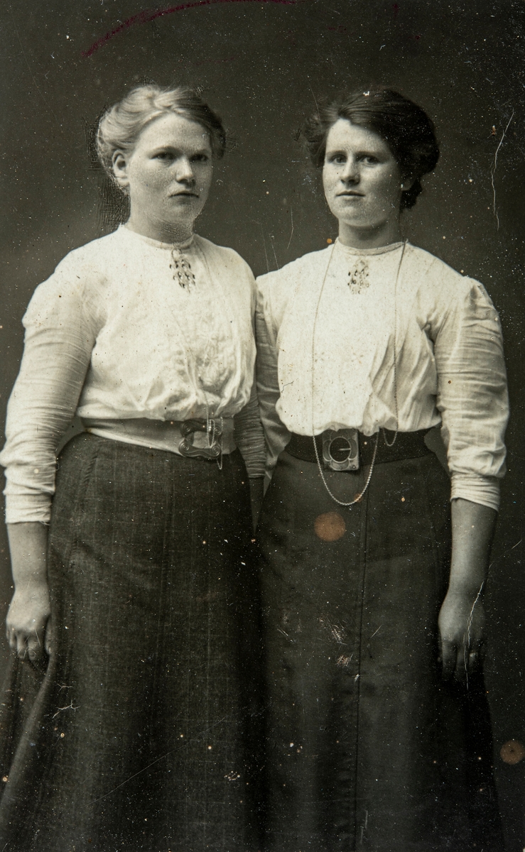 Bilder fra Sveum av Søndre Tomter g/br.nr 60/5. Mikkel og Syverine Sveums familie? Husmannsfolk i Sveum i fra 1882.
Gruppe 2, 2 damer i fotostudio.