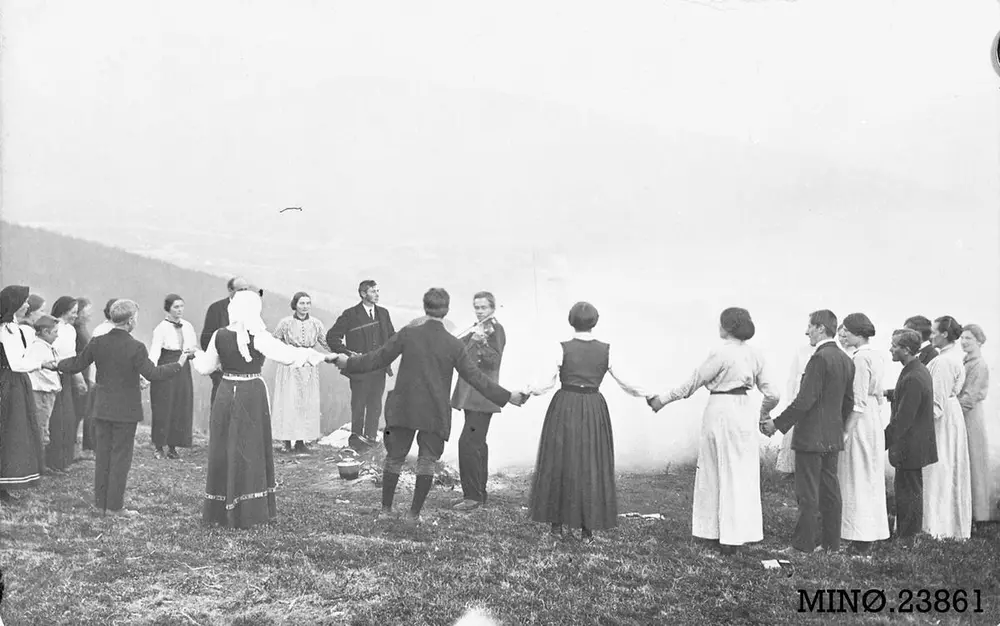 sankthansfeiring ungdommer danser rundt bålet