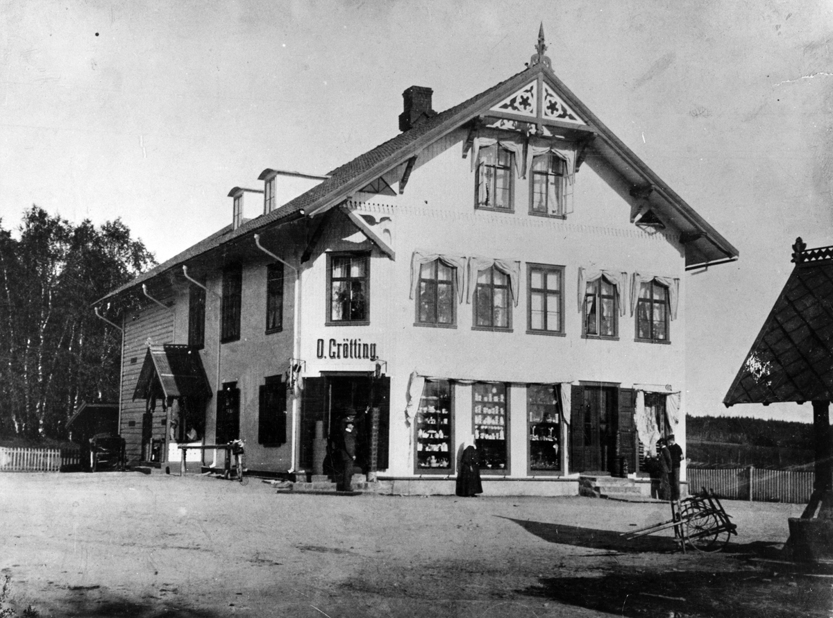 Oluf Grøttings handelshus,ved siden av Postgården,Leiret 1900.
