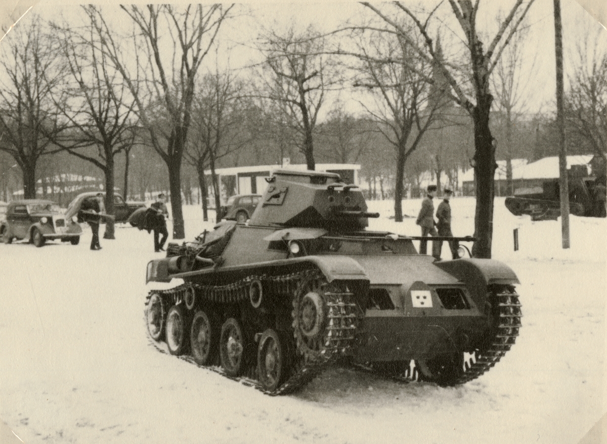 Text i fotoalbum: "AIHS studiebesök vid I 2 strdvbat (Göta livgardes stridvagnsbataljon) 19.1.1938. Nya 4,5 tons vagnen."