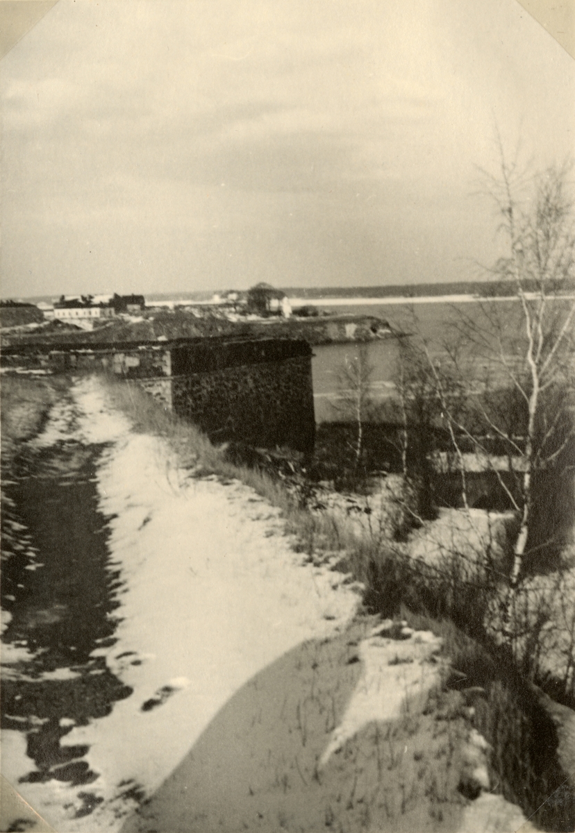 Text i fotoalbum: "Studieresa med general Alm till Finland 1.-12. mars 1939. Sveaborg."