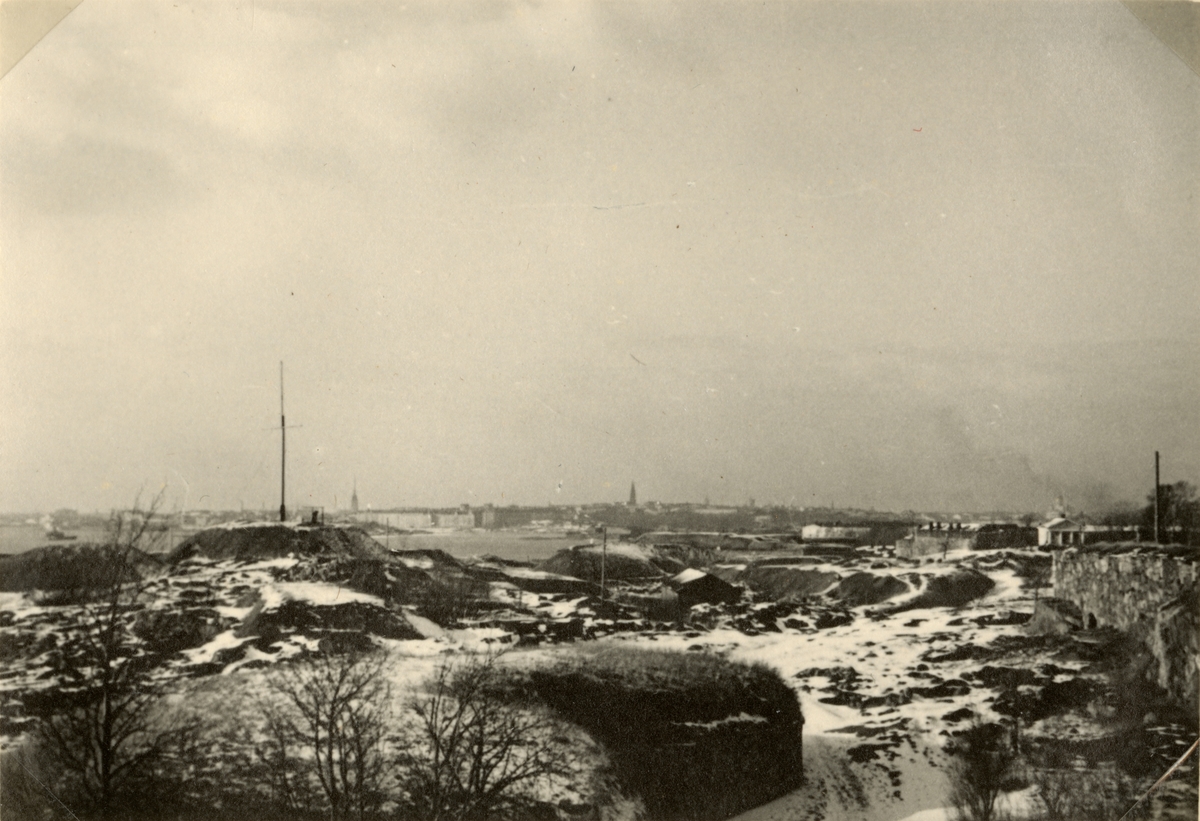 Text i fotoalbum: "Studieresa med general Alm till Finland 1.-12. mars 1939. Utsikt mot Helsingfors från Sveaborg."