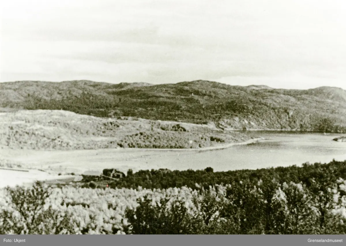 Glimt av tyskernes brakke nede ved Langfjorden. Strømsbukta med Fløtten gård. Fløttenholmen helt til høyre i bildet