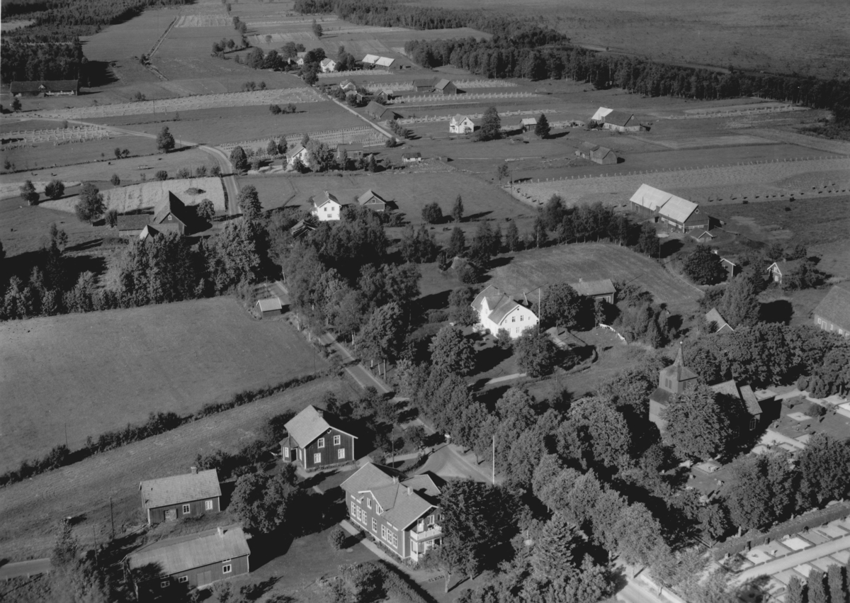 Flygfoto över Kävsjö och Kävsjö kyrka i Gnosjö kommun, Jönköpings län. Nr 1626/1958