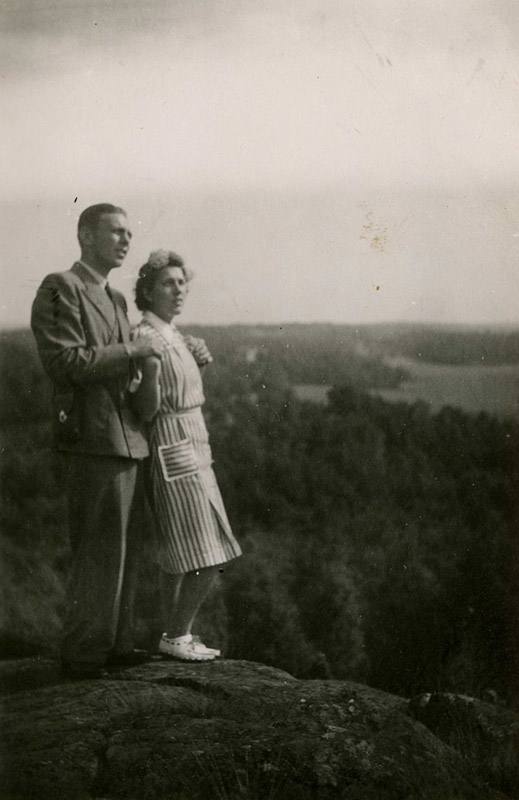 Förlovning mellan Thure Johansson Bjerrhede (1918 - 2004) och 
Eivor Dahlberg (1921 - 2015, gift Bjerrhede) på Brattåsbergets topp i Vommedal sommaren 1943. I bakgrunden ses en del av Vommedalen.
