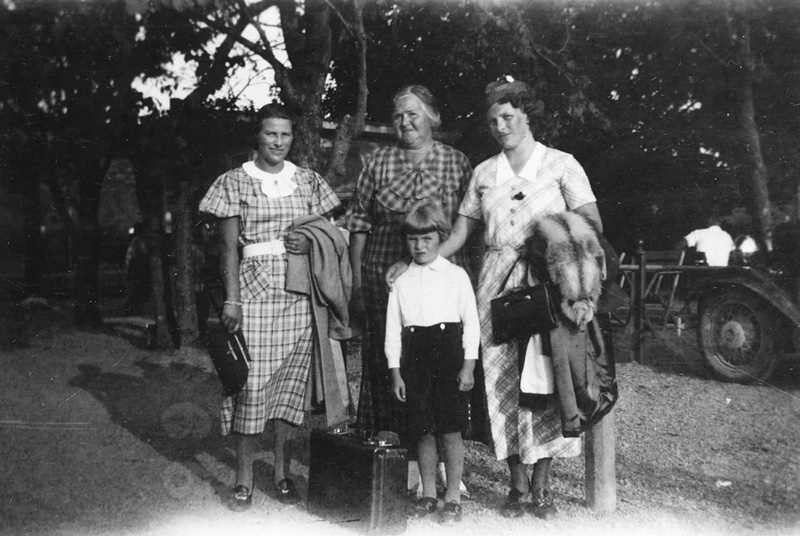 Sporred cirka 1935. Från vänster: 1. Gunhild Larsson Melin, Sporred.
2. Okänd. 3. Signe Larsson Görloff, Sporred. 4. Gossen Rolf Görloff. Till höger skymtar en bil.