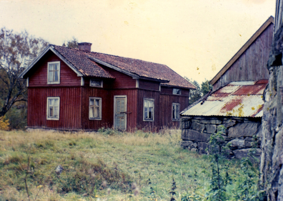 "Charles" i Labacka cirka 1960-tal. Gården Labacka 1:7 revs på 1980-talet. "Charles" var Charles Bengtsson (1875-1960) som var spelman, möbelsnickare och biodlare. Han sålde honung och bin på Kungstorget i Göteborg.