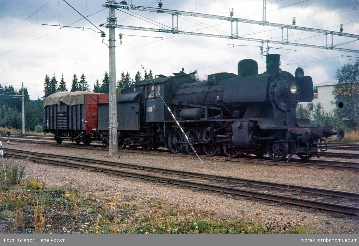 Damplokomotiv type 24b nr. 264 med godstog på Reinsvoll stasjon.