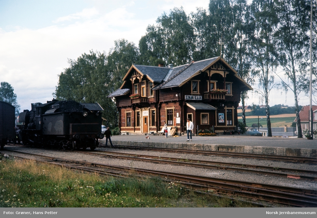 Damplokomotiv type 24b nr. 264 på Skreia stasjon.