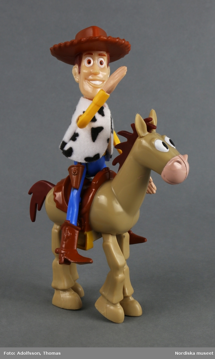 Dockan föreställer sheriffen Woody, en leksak i filmen Toy Story.