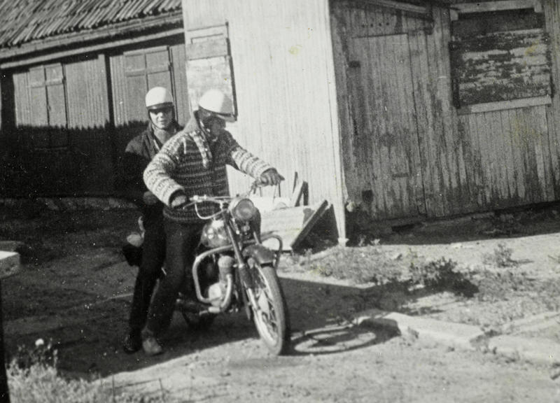 Her skal Sigurd Erik Johansen (foran) og Harald M. Karlsen (bak) på tur til Kragerø. Da Sigurd ble 16 år ville han ha motorsykkel. Takket være konfirmasjons-penger, penger han tjente på sjokoladesalg og gaven fra Steffensen, fikk han kjøpt en Tempo Swing 125 cc. Den ble utstyrt med lastebrett og veltebøyler. (Foto/Photo)