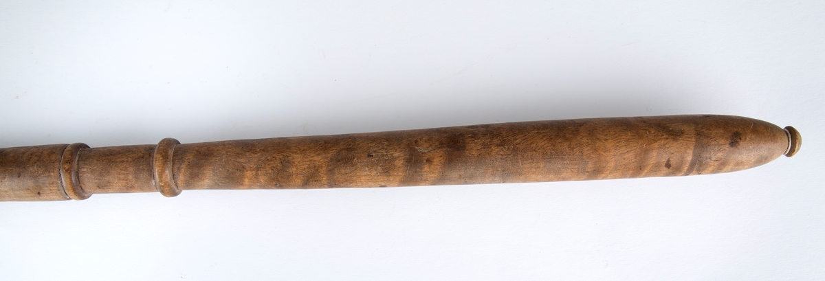 Kjøtthakke med dreid skaft og blad med utskåret dekor. To stk., treskaft.