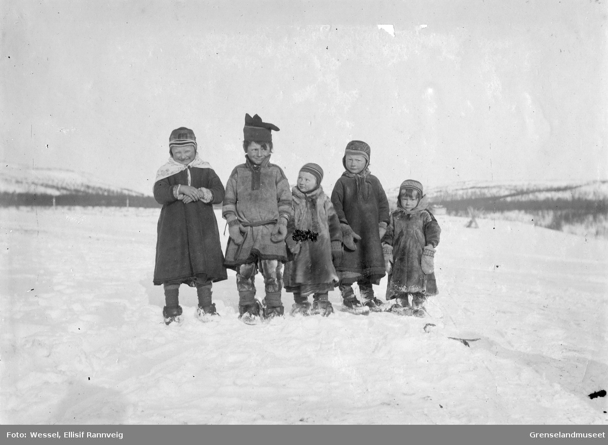 Barn fra Sandnes ca 1900. Fra venstre: Margit Menna, Mathis O. Noste, Inga Menna, Bigga Noste, Ellen Inga Noste.