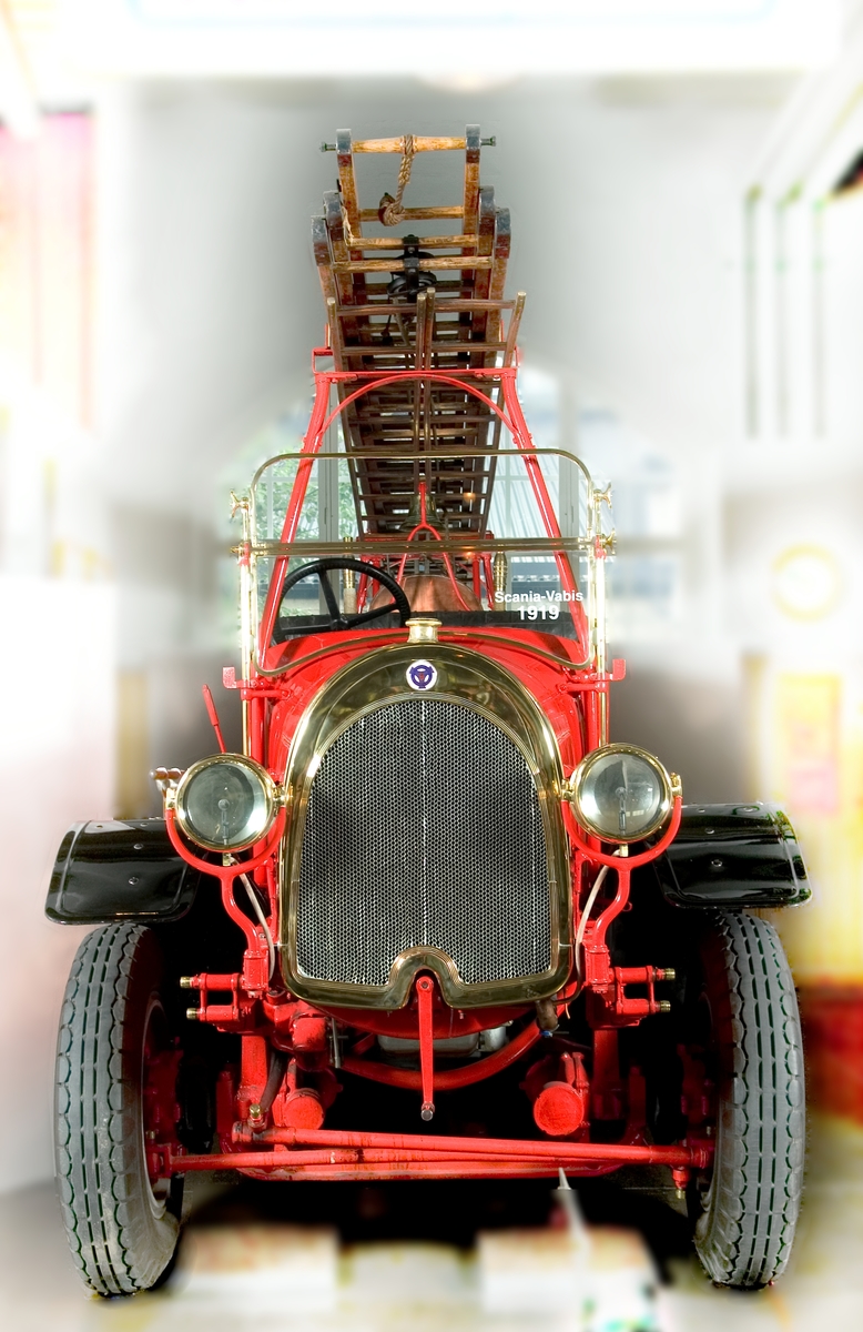 Fyrhjulsdriven brandbil med spruta, S-V modellbeteckning T-1. Motorn för personbilar typ III (1546) tillverkad i Södertälje, chassi m.m. i Malmö. Kraftöverföring med kardan till bakaxeln samt en separat kardan till varje framhjul.
Fyrcylindrig bensinmotor, cylindervolym 5,03 liter, effekt 50 hk, högsta fart cirka 80 km/tim. Pris 1919: 39 500 kr.