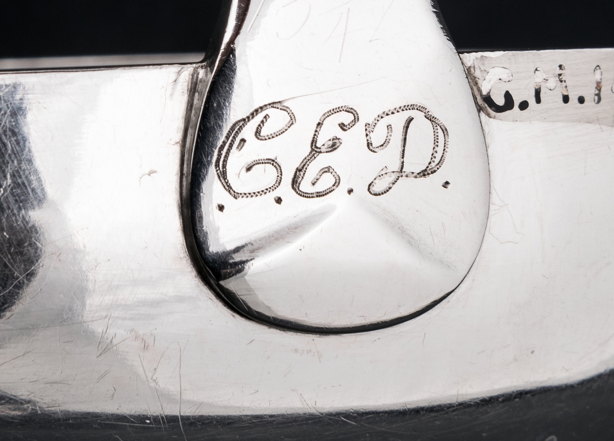 Soppslev i silver, tillverkad av Samuel Jean Lundahl, 1777. 
Svart skaft med benknopp. Stämplad och märkt " C E D "