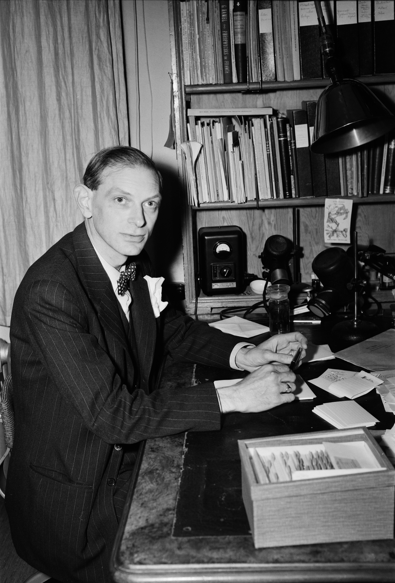 Doktor Mats Waern vid skrivbordet, Uppsala 1952