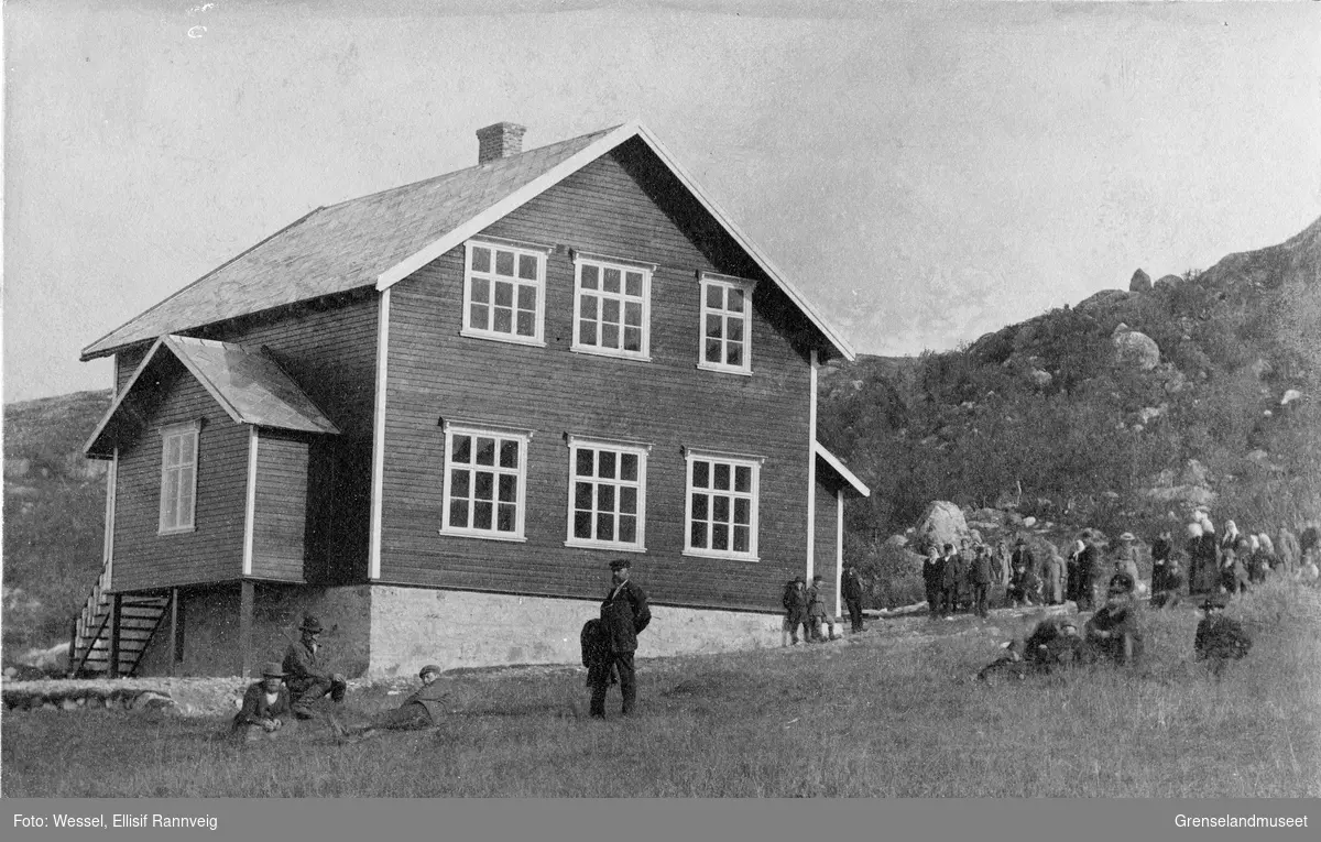En folkemengde utenfor Tårnet skole, Jarfjord 1907.