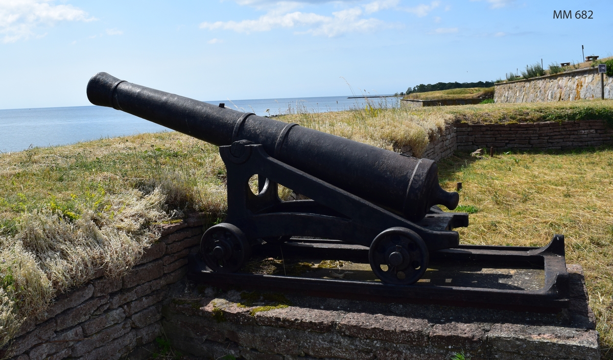 6 pundig slätborrad framladdningskanon M/Ashling, av 310 kulors vikt, med lavett, L = 2050 mm B = 830 mm H = 1000 mm och kursör, av järn. Kanonens gjut. nr 123. Märkt å ena tappen "H" och å den andra "86". Kanonen gjuten vid Hällefors bruk år 1786.