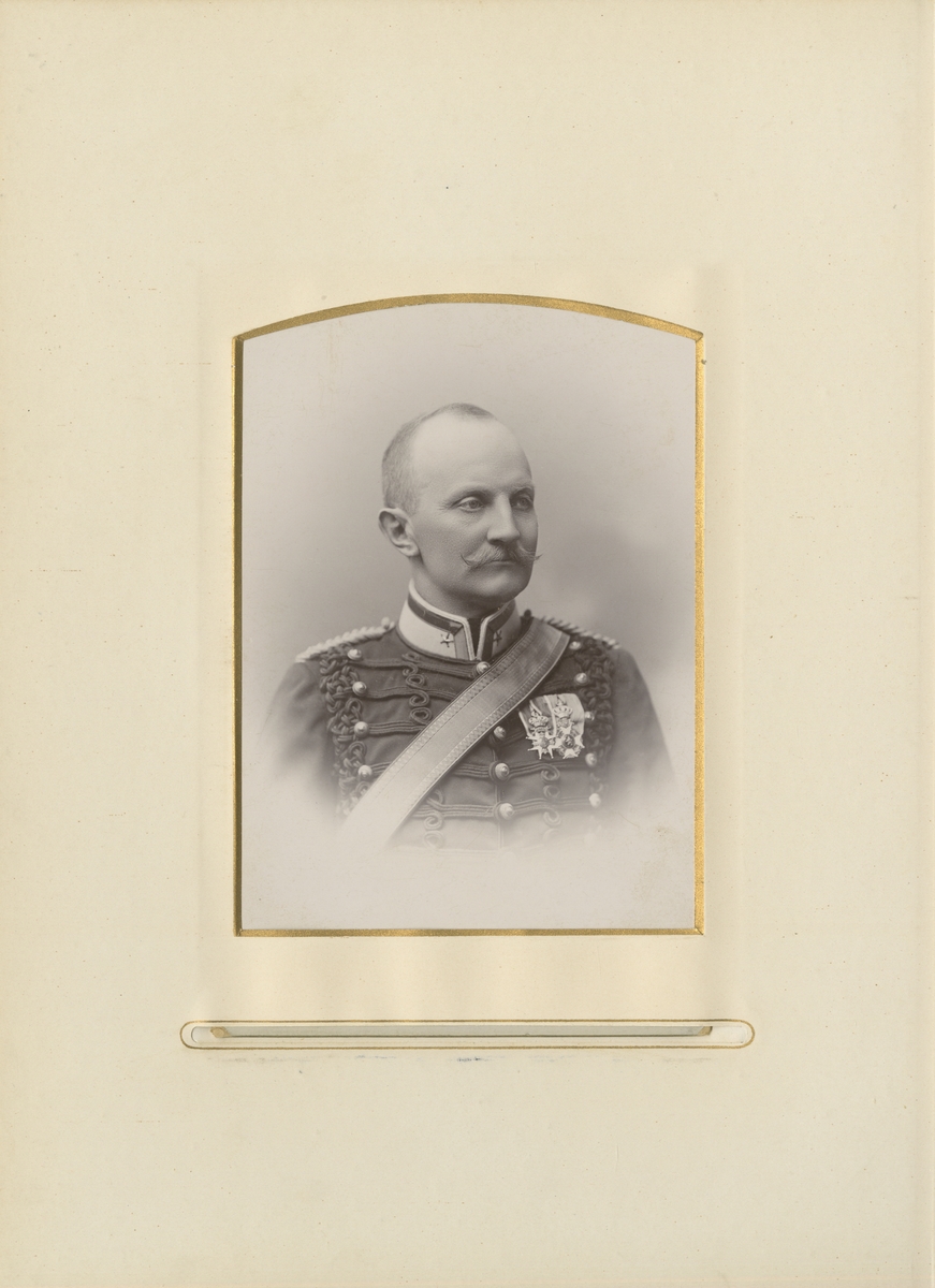 Porträtt av Waldemar Christian Dyrssen, major vid Wendes artilleriregemente A 3.

Se även bild AMA.0007087 och AMA.0021728.