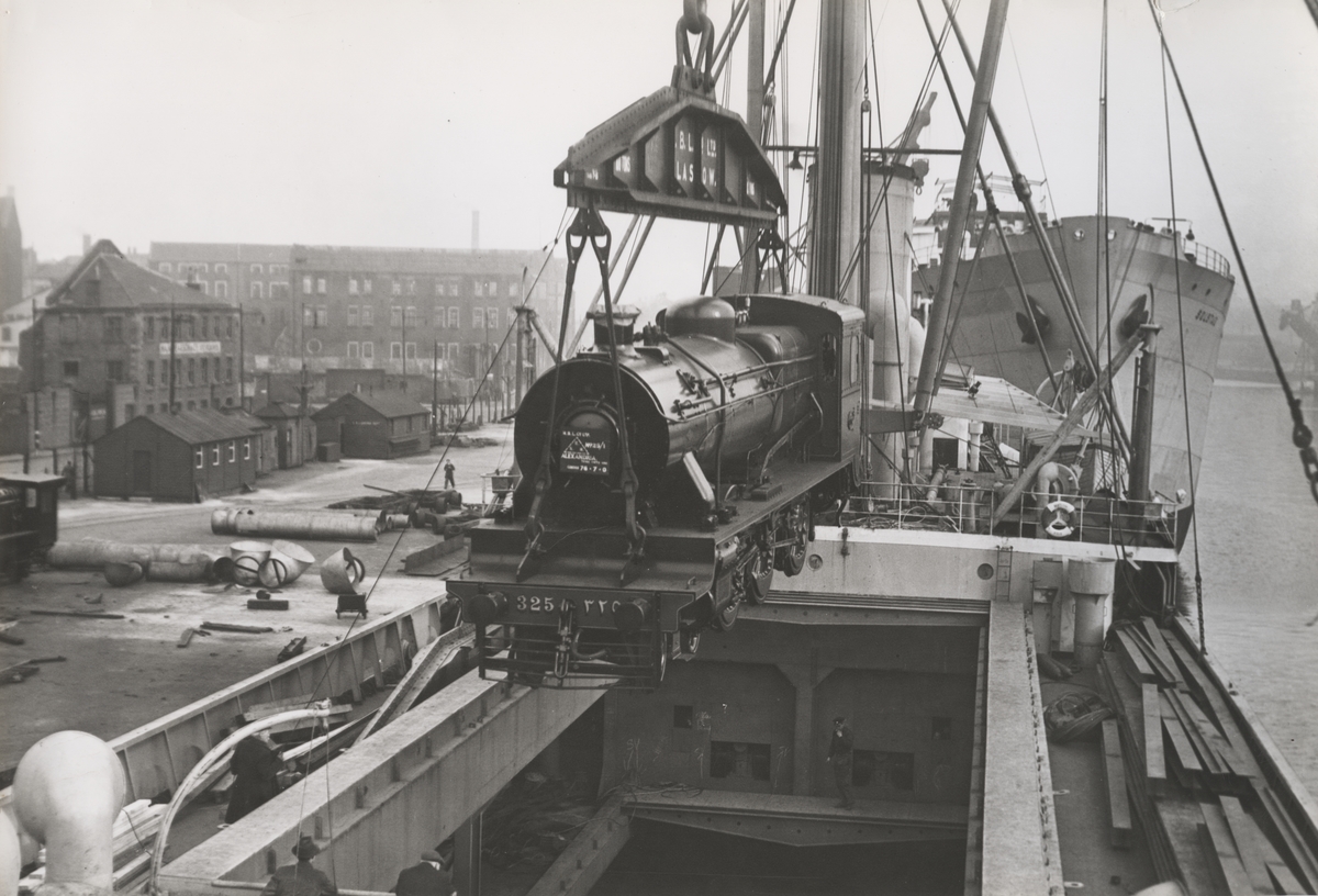 M/S 'Belbetty' (b.1949)(Burmeister & Wain’s Maskin- og Skibsbyggeri, København), - med lokomotiver på vei til Alexandria, Egypt.