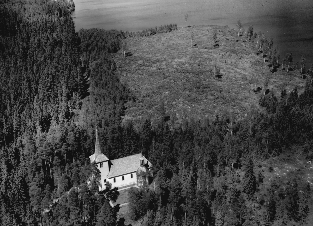 Flygfoto över Ohs kyrka i Värnamo Kommun, Jönköpings län. Nr: 333/1957