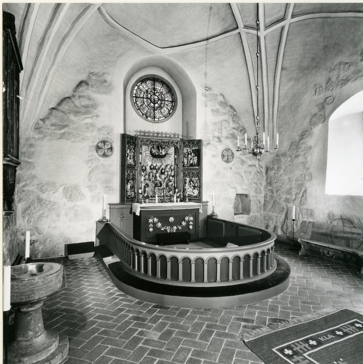 Kärrbo sn, Västerås.
Altare med altarskåp från 1500-talet, i Kärrbo kyrka. 1980.